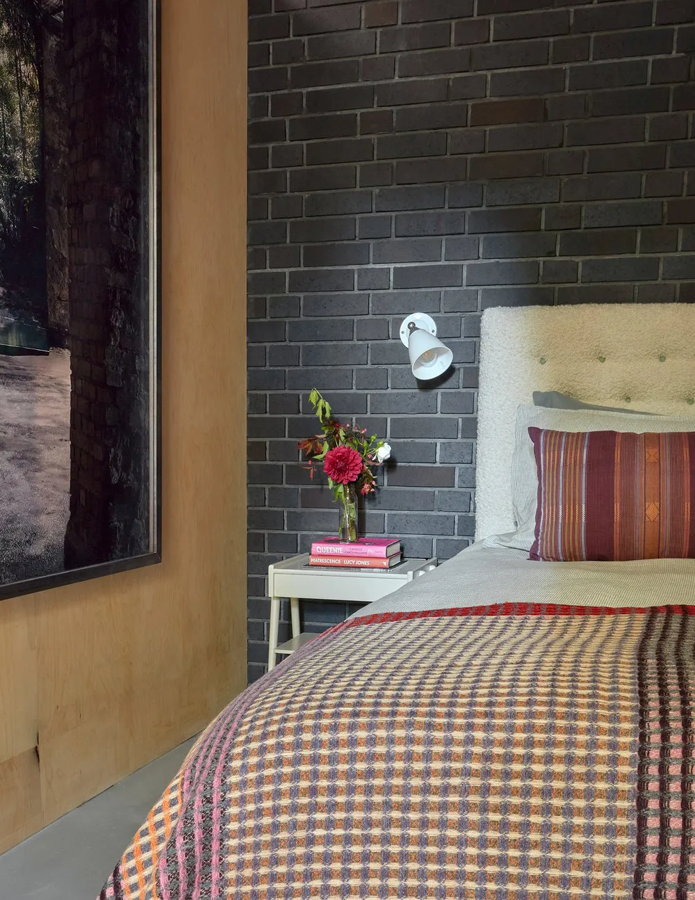 Diseñadora Katie Guinness aportó color y vida a una casa townhouse edwardiana en Londres - Gallery image 14