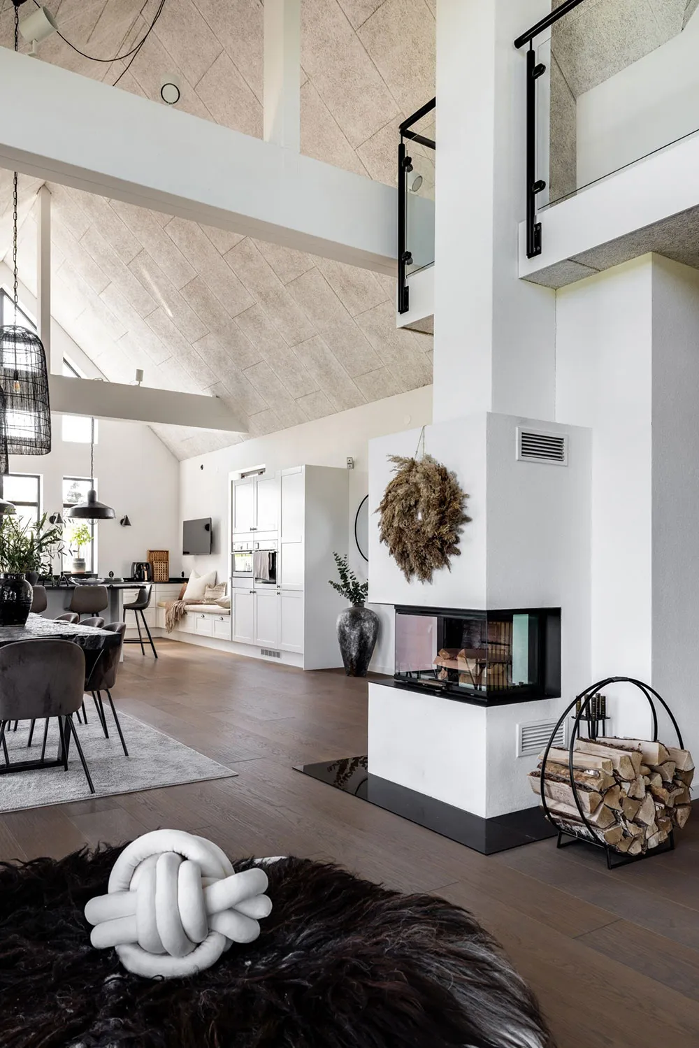 Spacious Interiors of a Modern Swedish Cottage - Gallery image 5