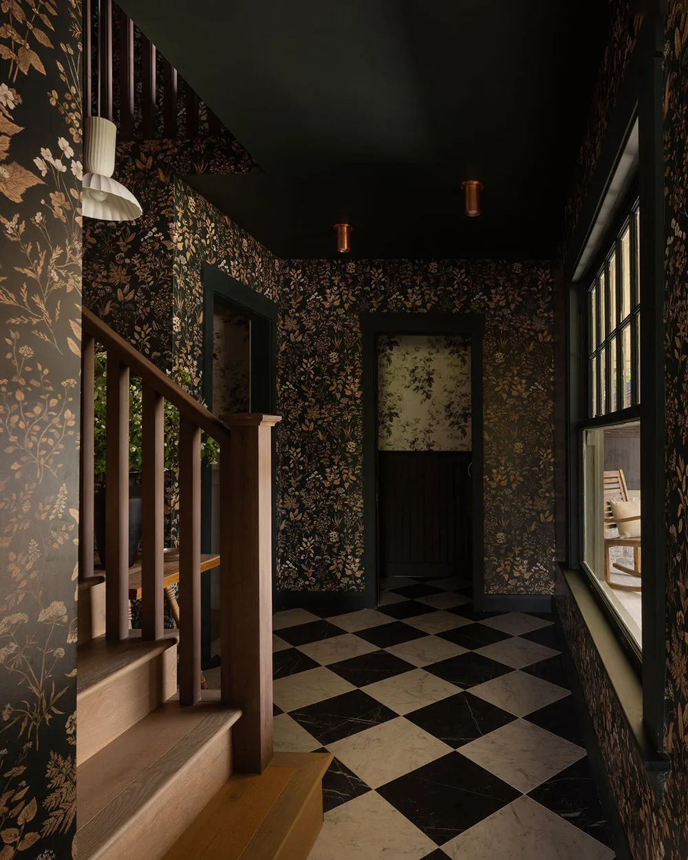 Tonos oscuros audaces en el diseño de un bungaló en California - Gallery image 10