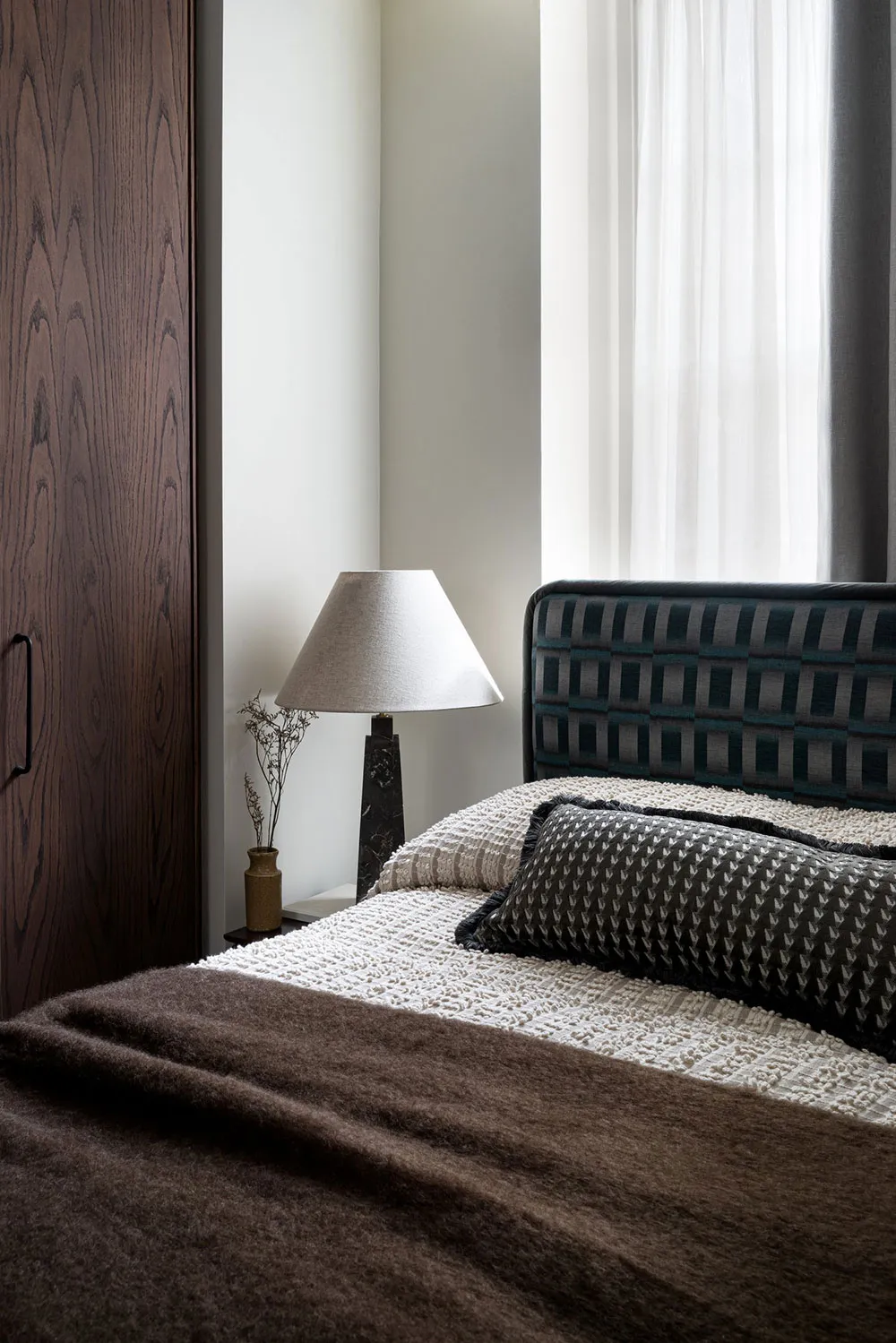 Elegant and Stylish Interior in London - Gallery image 12