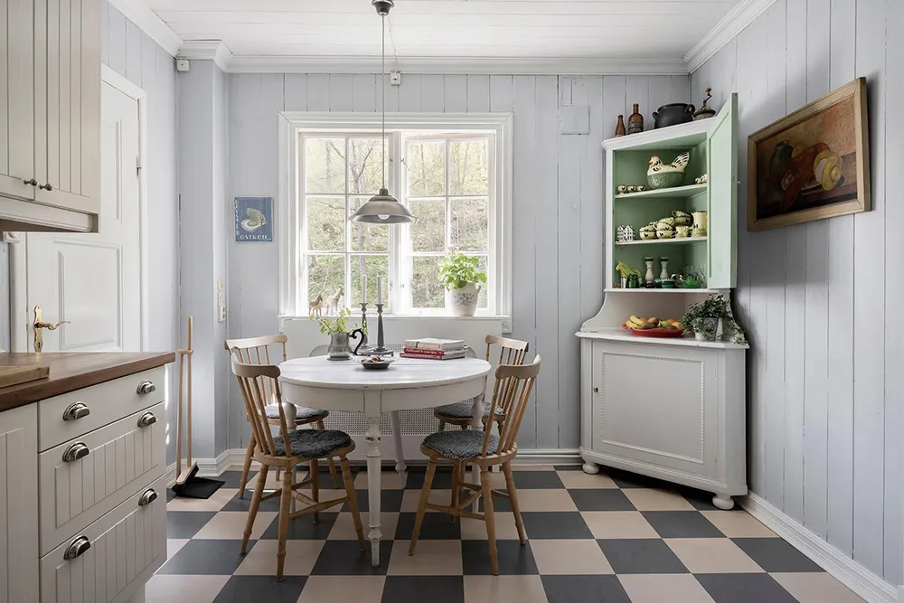 Белые интерьеры и винтажный декор: красивая дача в Швеции - Gallery image 4