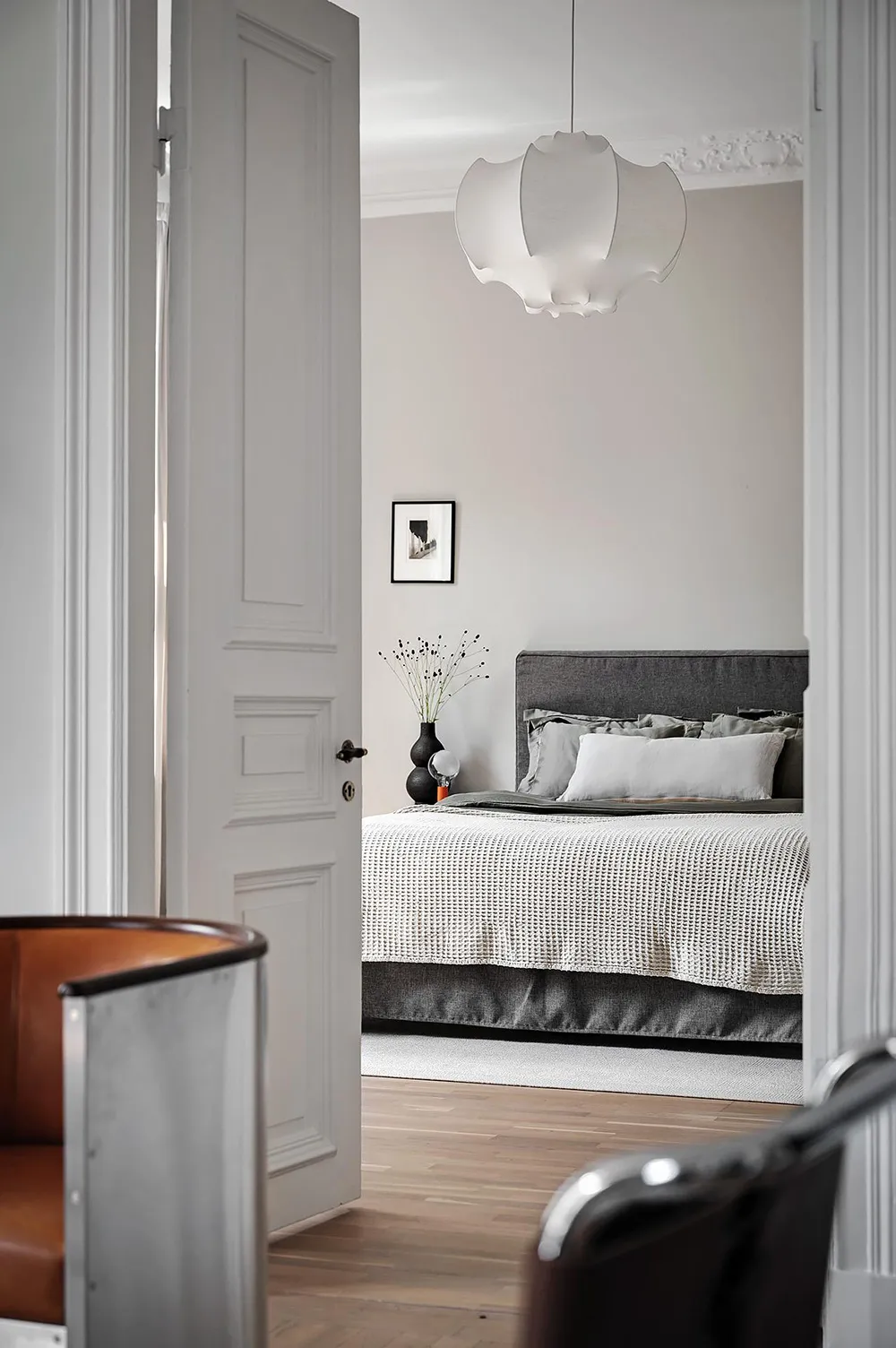 Elegante diseño escandinavo con acentos oscuros en el decorado - Gallery image 33