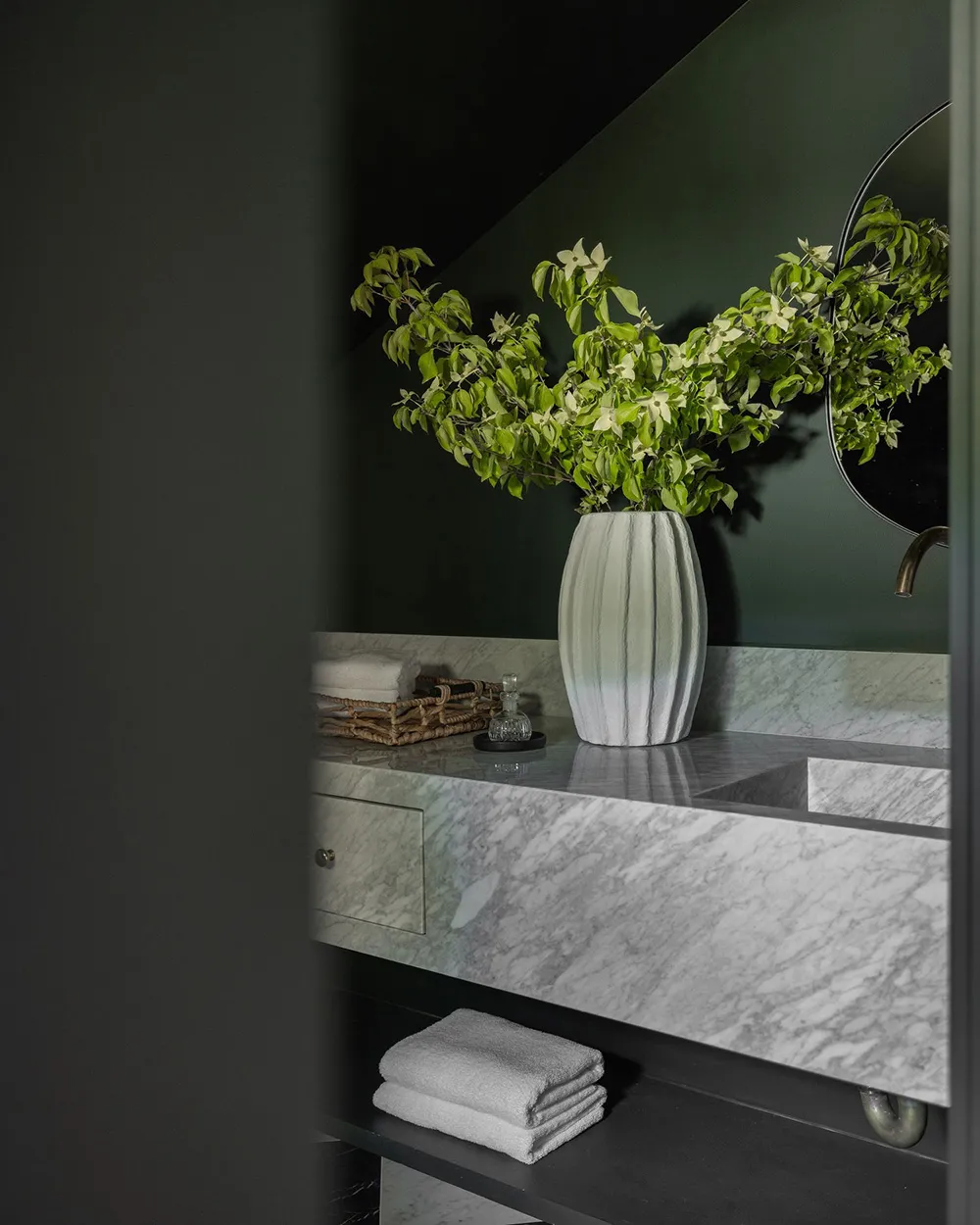 Tonos oscuros audaces en el diseño de un bungaló en California - Gallery image 17