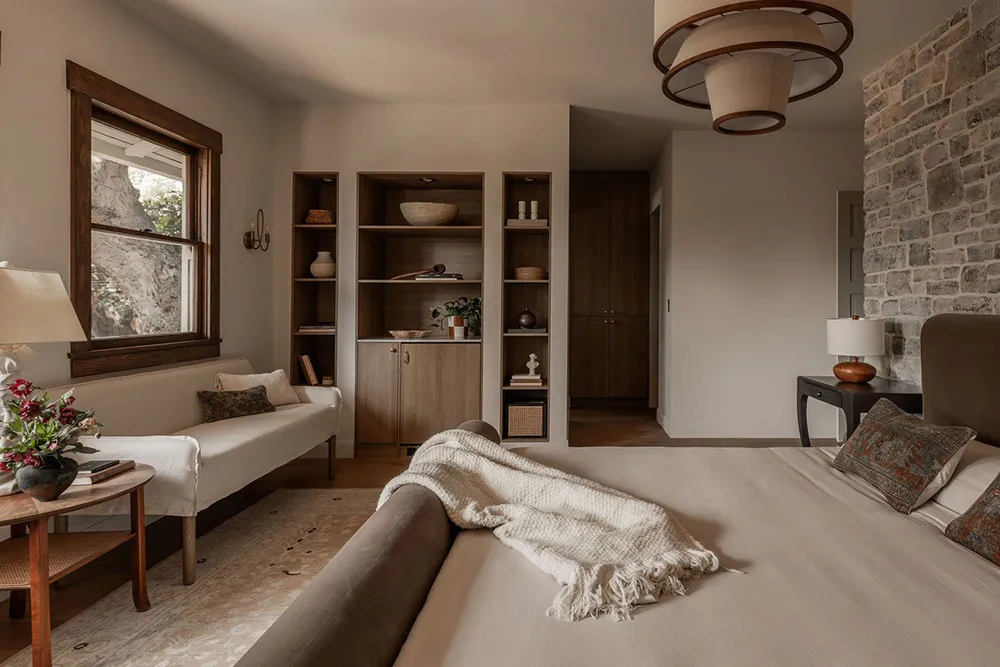 Tonos oscuros audaces en el diseño de un bungaló en California - Gallery image 24