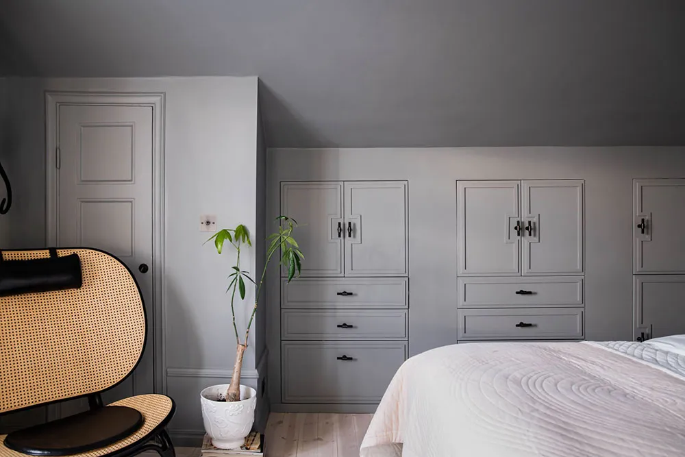 Бюджетний інтер'єр мансардної квартири на околиці Стокгольма - Gallery image 15