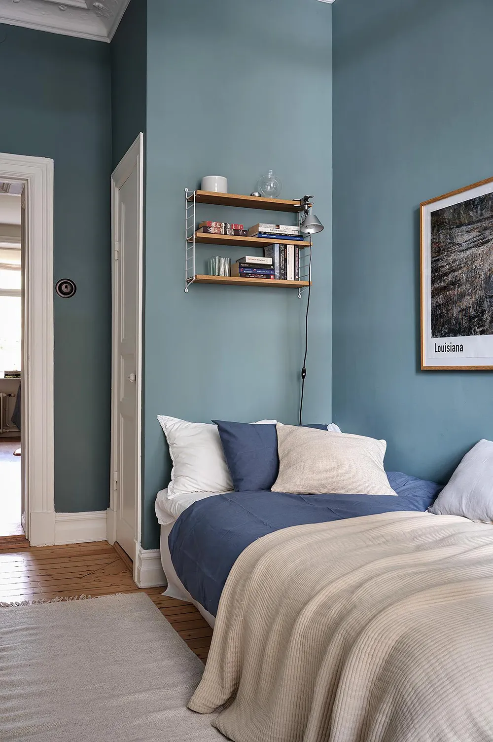 Elegante diseño escandinavo con acentos oscuros en el decorado - Gallery image 25