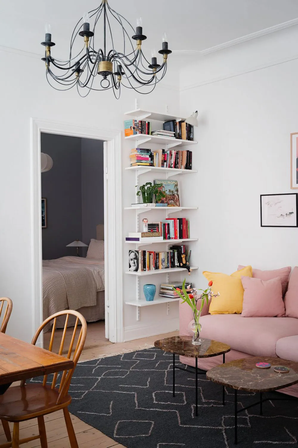 Jolie appartement scandinave avec canapé rose et cuisine blanche (49 m²) - Gallery image 1