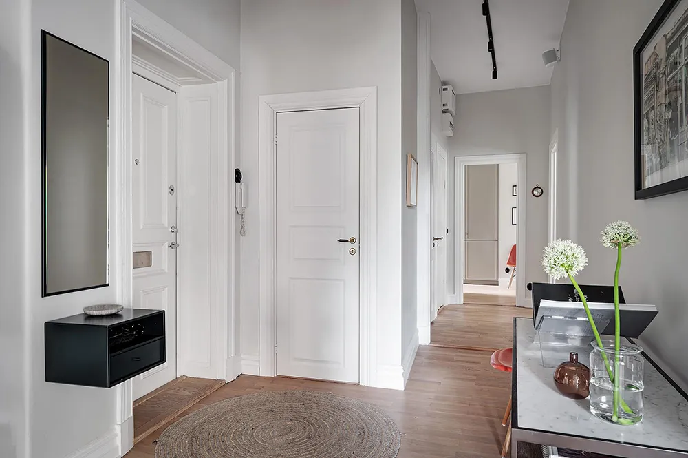 Elegante diseño escandinavo con acentos oscuros en el decorado - Gallery image 36