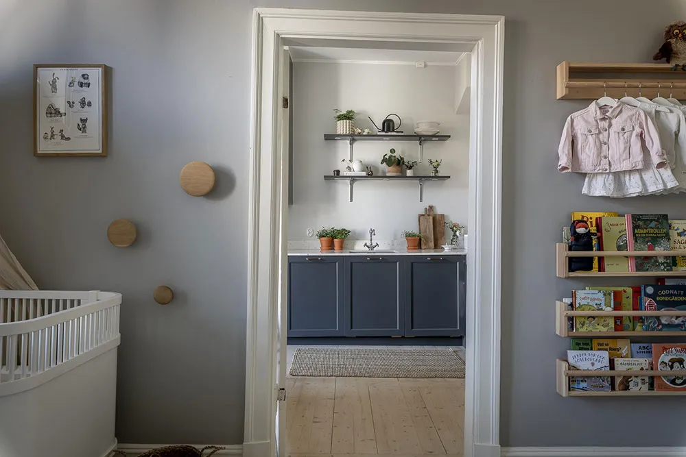 Helle monochrome Wohnung in Göteborg mit blauer Schlafzimmer (92 qm) - Gallery image 18