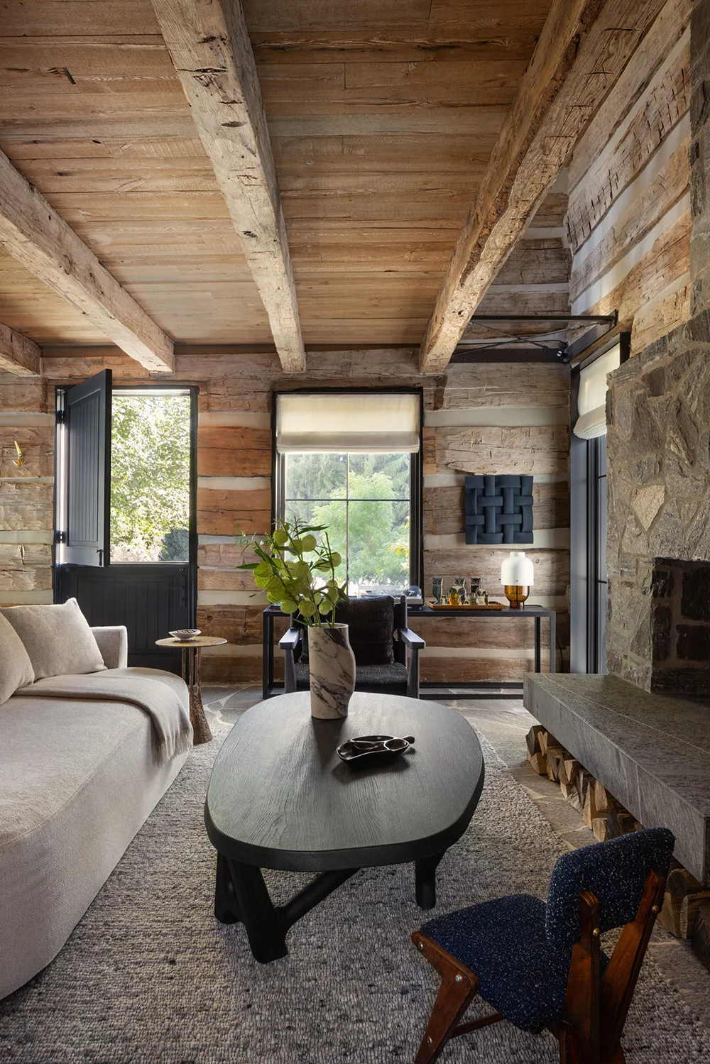 Kleine Holzhütte in Kanada mit stilvollen Akzenten im Design - 2