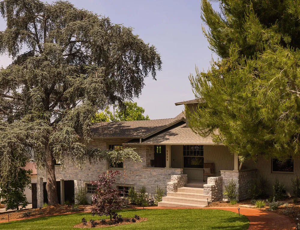 Tonos oscuros audaces en el diseño de un bungaló en California - Gallery image 1