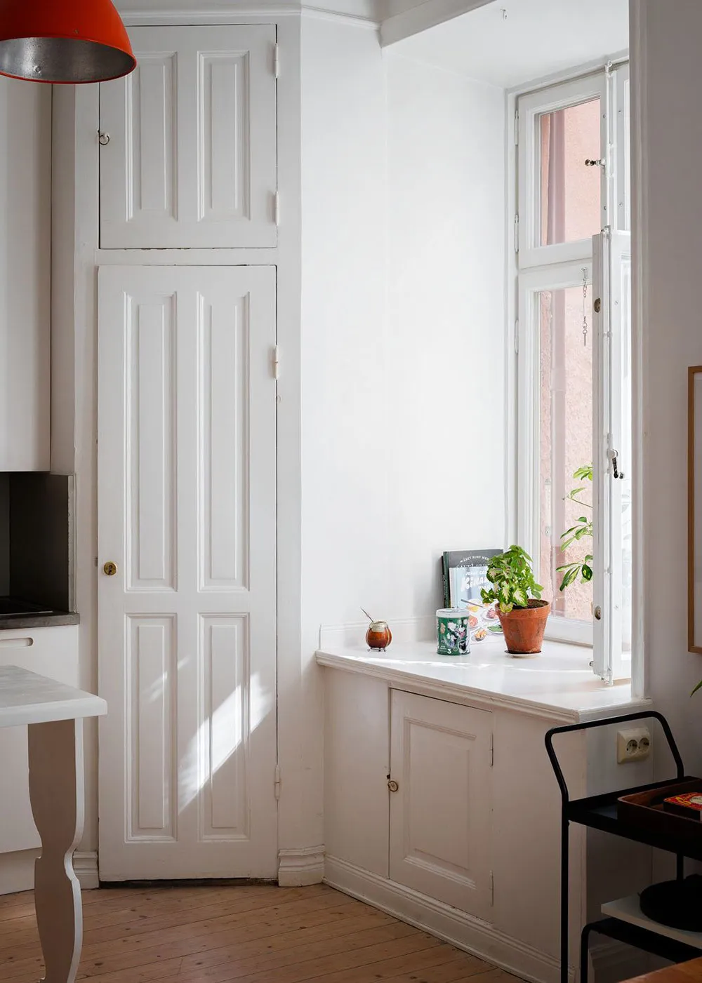 Jolie appartement scandinave avec canapé rose et cuisine blanche (49 m²) - Gallery image 5