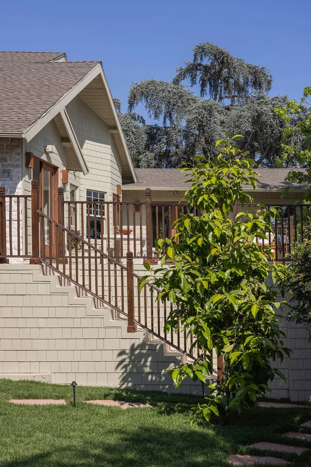 Tonos oscuros audaces en el diseño de un bungaló en California - Gallery image 30