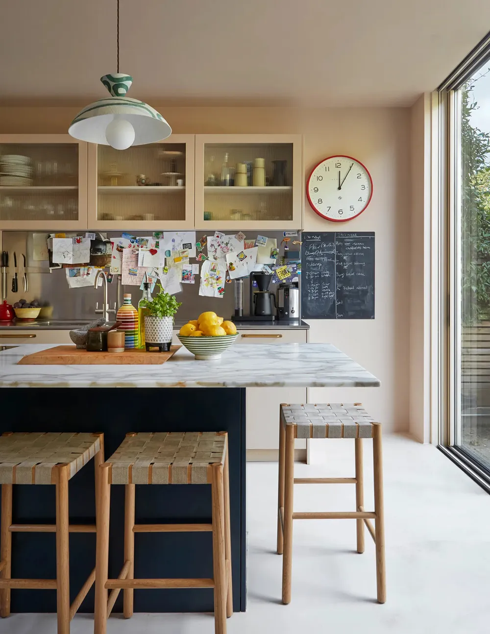 Diseñadora Katie Guinness aportó color y vida a una casa townhouse edwardiana en Londres - Gallery image 8