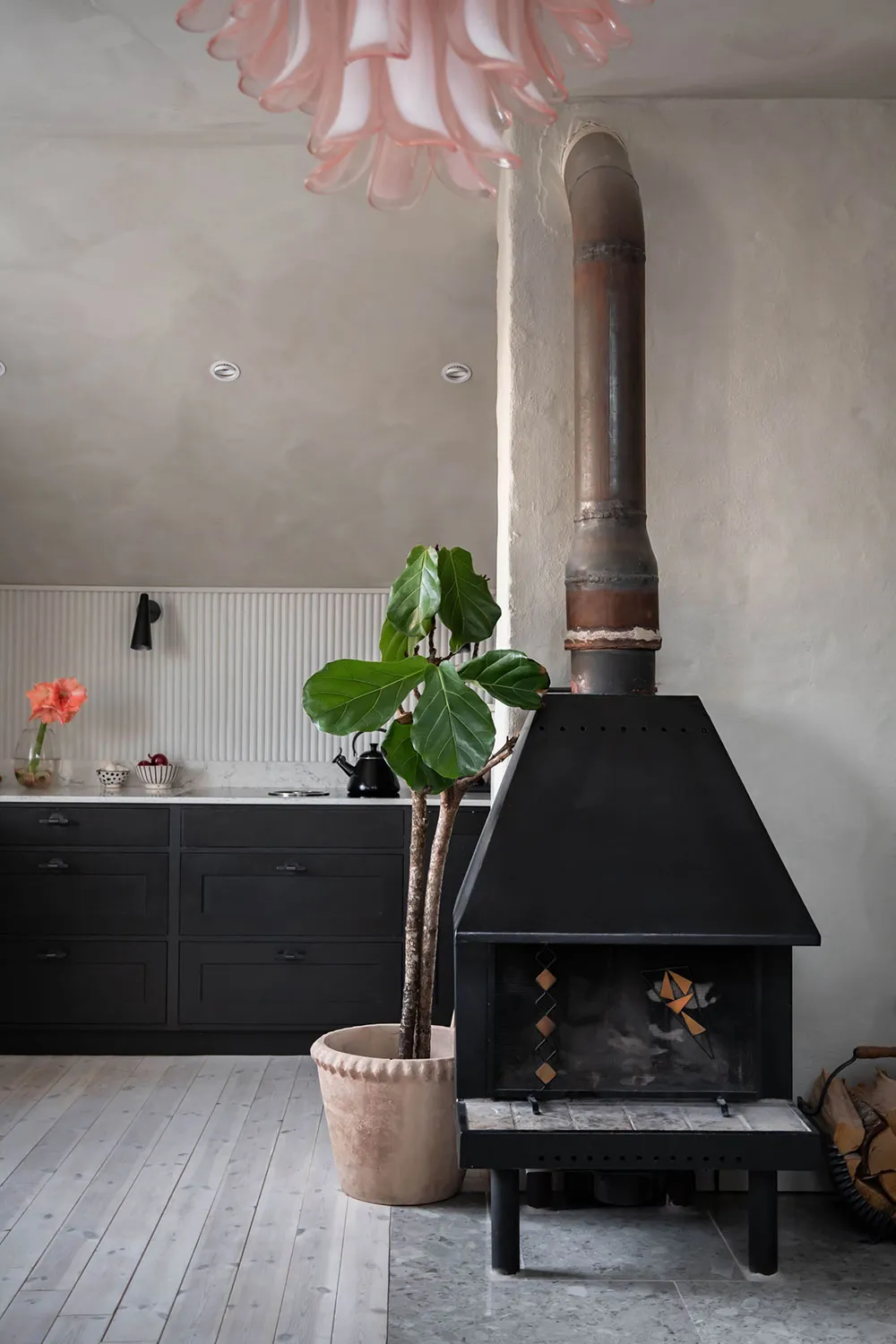 Бюджетний інтер'єр мансардної квартири на околиці Стокгольма - Gallery image 9