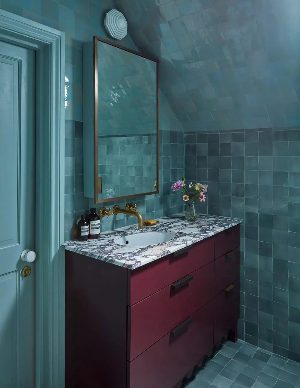 Diseñadora Katie Guinness aportó color y vida a una casa townhouse edwardiana en Londres - Gallery image 22