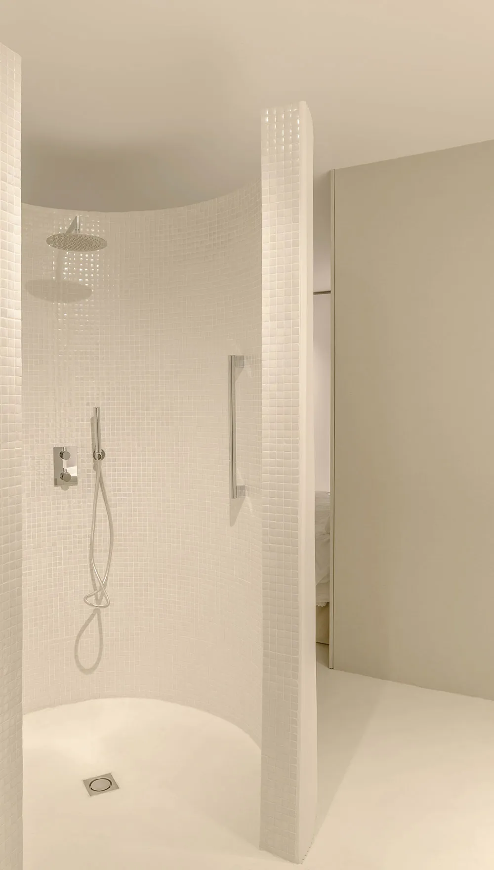 Weißes Apartment in Madrid mit sanften Pastellakzenten - Gallery image 12