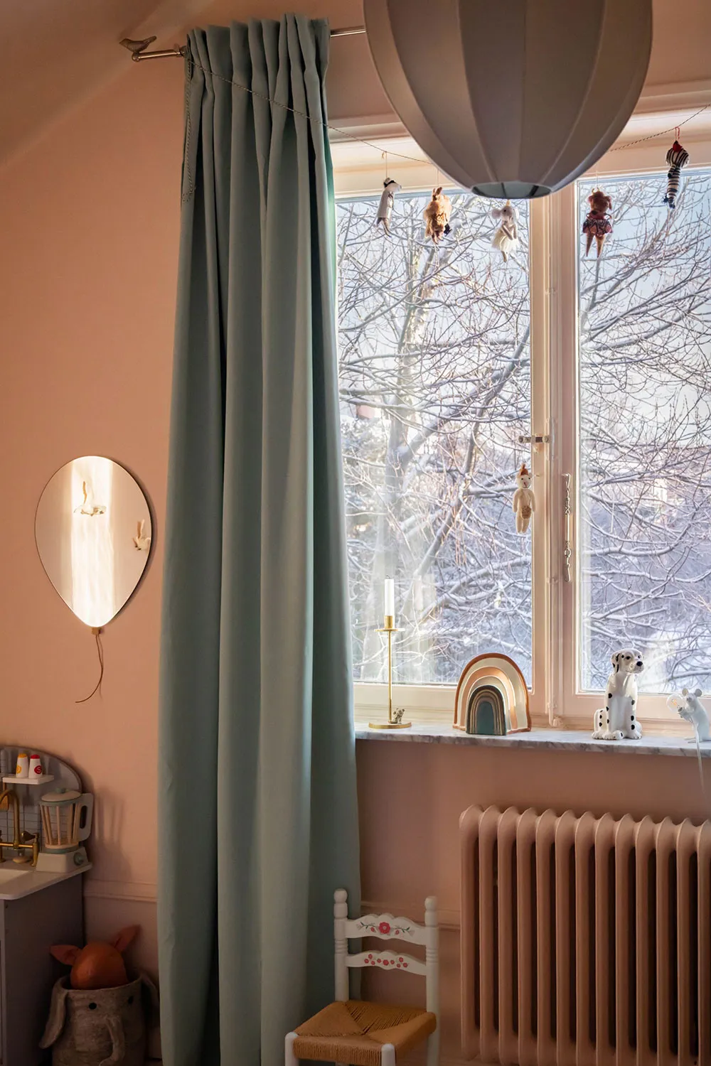 Бюджетний інтер'єр мансардної квартири на околиці Стокгольма - Gallery image 23