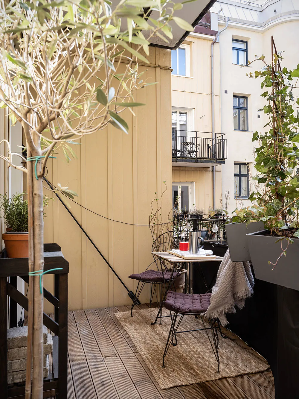 Murs peints à la main et cuisine blanche-verte inhabituelle : appartement à Göteborg (75 m²) - Gallery image 27