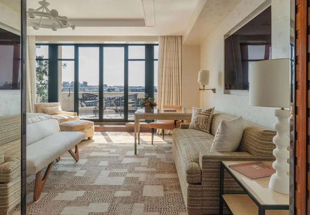 Кремовые тона в интерьере и прекрасный вид на Сену: отель Cheval Blanc в Париже - Gallery image 4