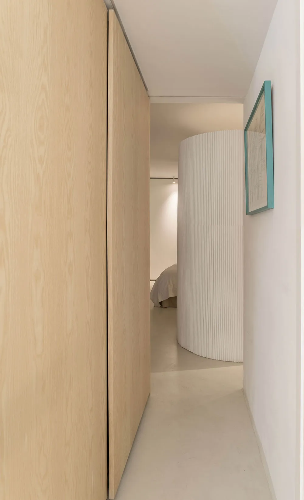 Weißes Apartment in Madrid mit sanften Pastellakzenten - Gallery image 10