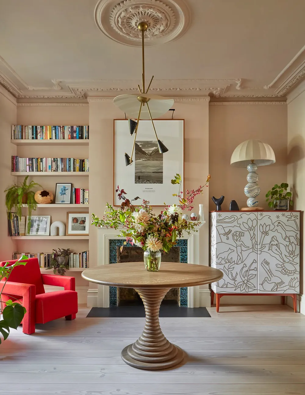 Diseñadora Katie Guinness aportó color y vida a una casa townhouse edwardiana en Londres - Gallery image 1