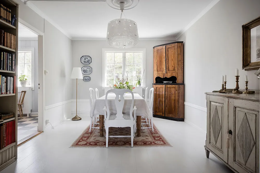 Белые интерьеры и винтажный декор: красивая дача в Швеции - Gallery image 11