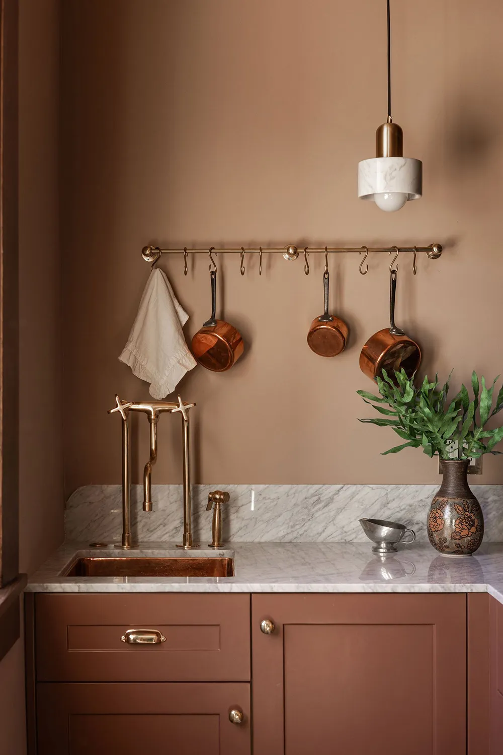 Tonos oscuros audaces en el diseño de un bungaló en California - Gallery image 9