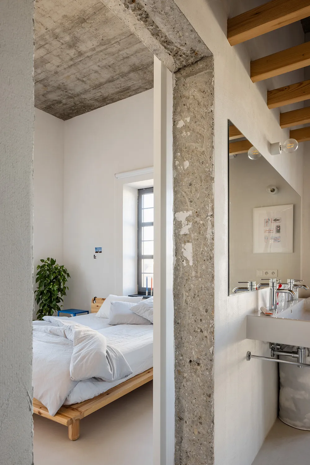 Бетонний потолок і антресоль: лофт у Словаччині (80 кв. м) - Gallery image 14