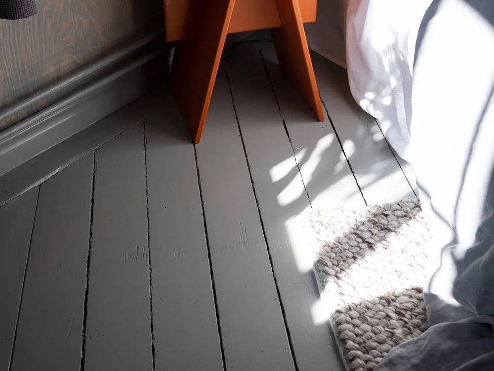 Murs peints à la main et cuisine blanche-verte inhabituelle : appartement à Göteborg (75 m²) - Gallery image 9