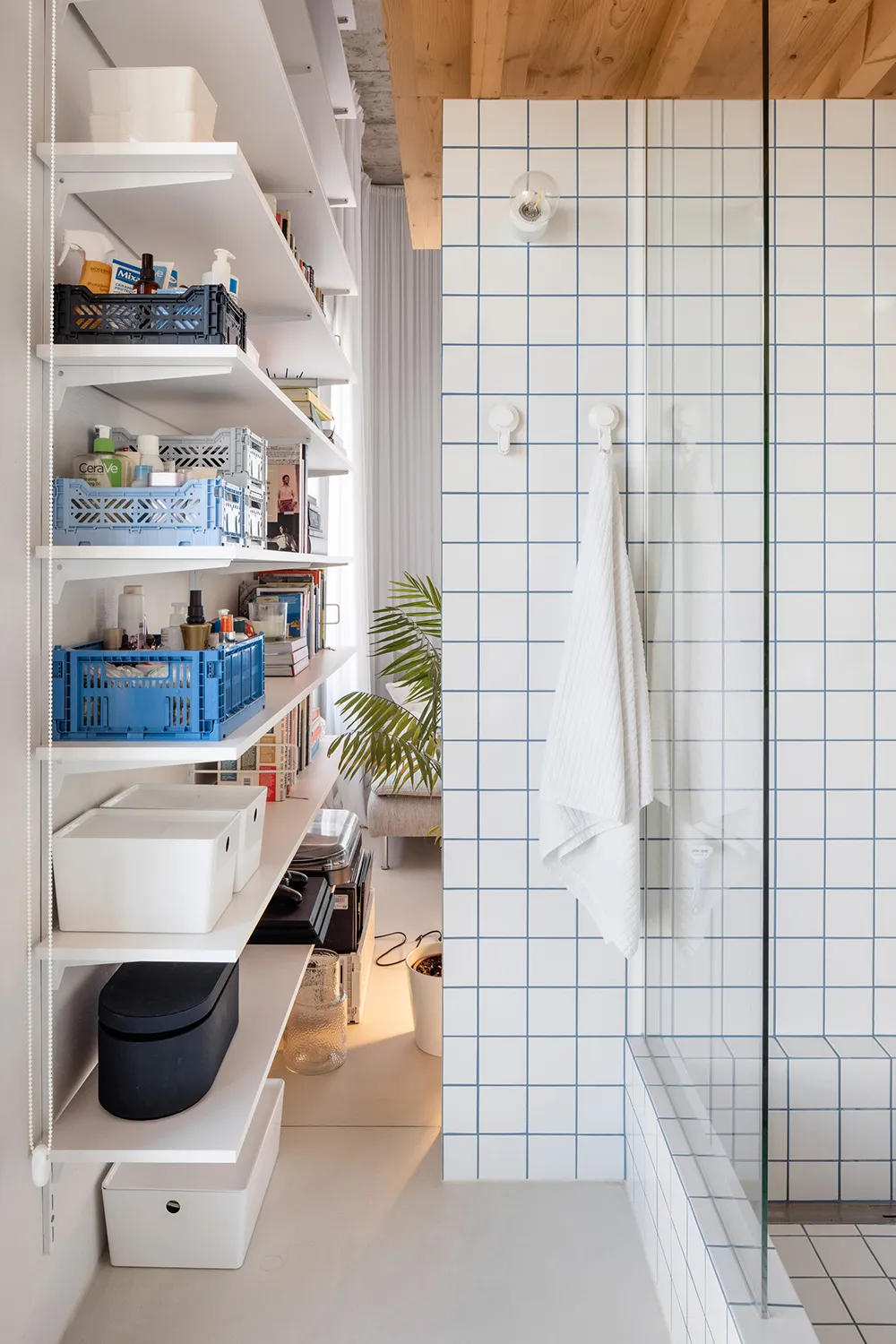 Бетонний потолок і антресоль: лофт у Словаччині (80 кв. м) - Gallery image 11