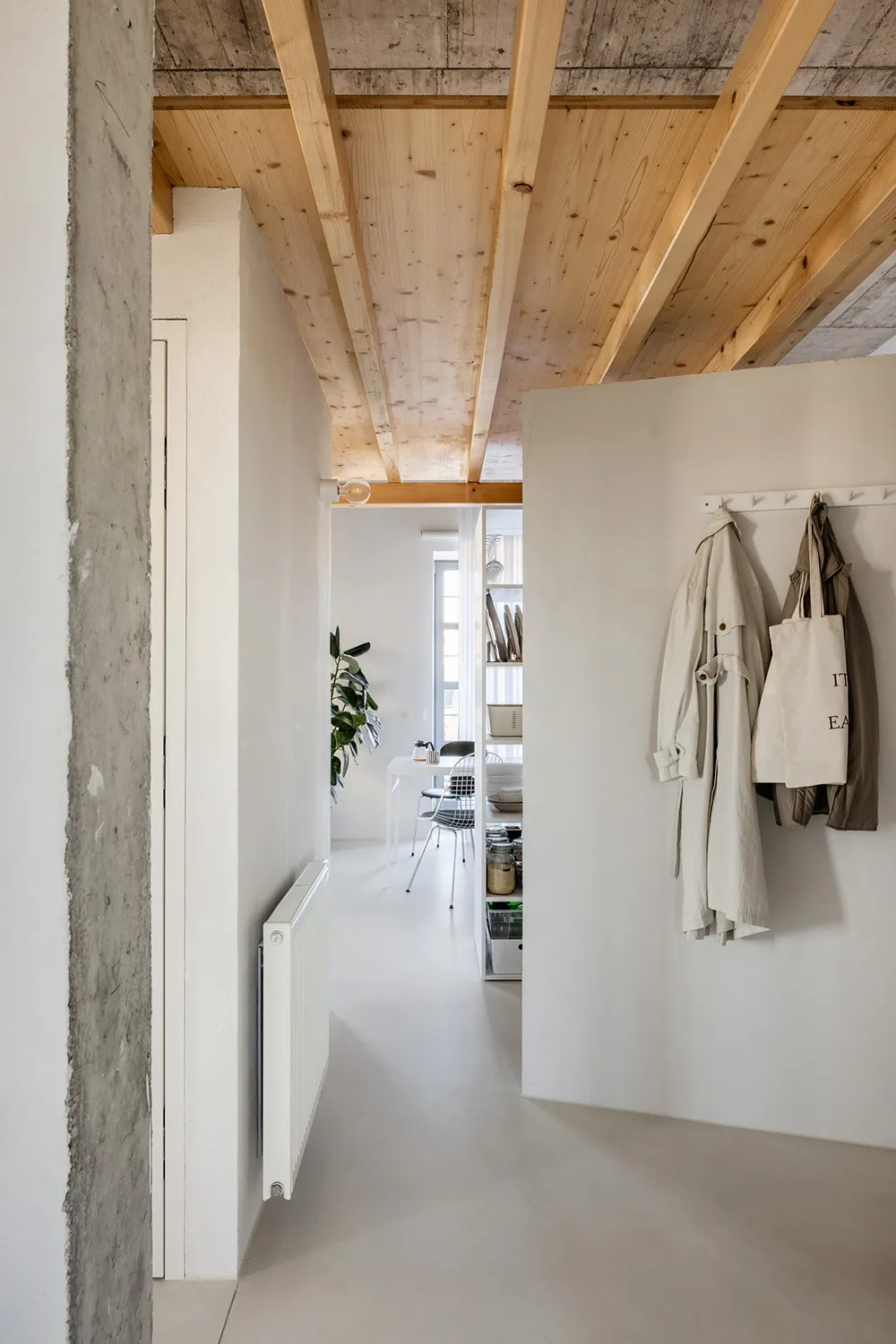 Бетонний потолок і антресоль: лофт у Словаччині (80 кв. м) - Gallery image 17