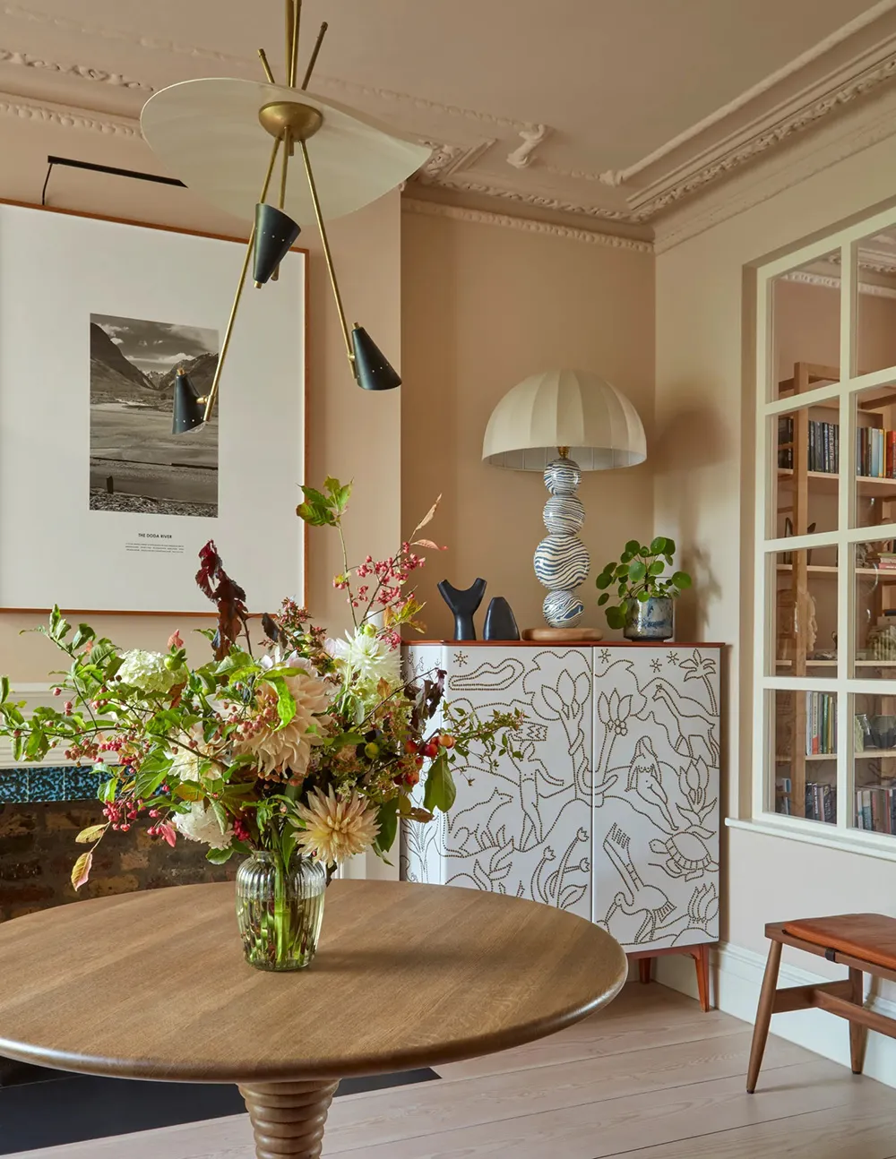 Diseñadora Katie Guinness aportó color y vida a una casa townhouse edwardiana en Londres - Gallery image 2