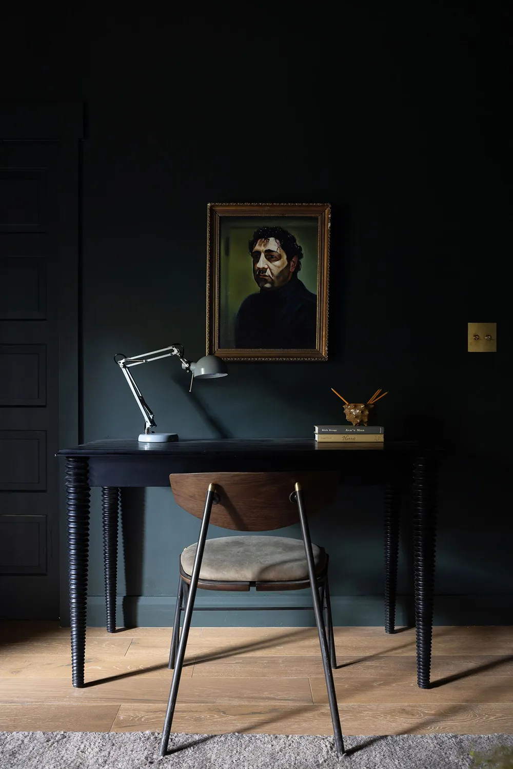 Tonos oscuros audaces en el diseño de un bungaló en California - Gallery image 14