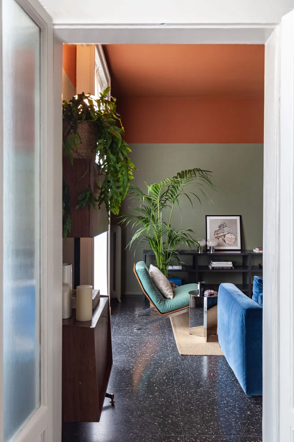 Смелая игра красок в модной миланской квартире - Gallery image 4