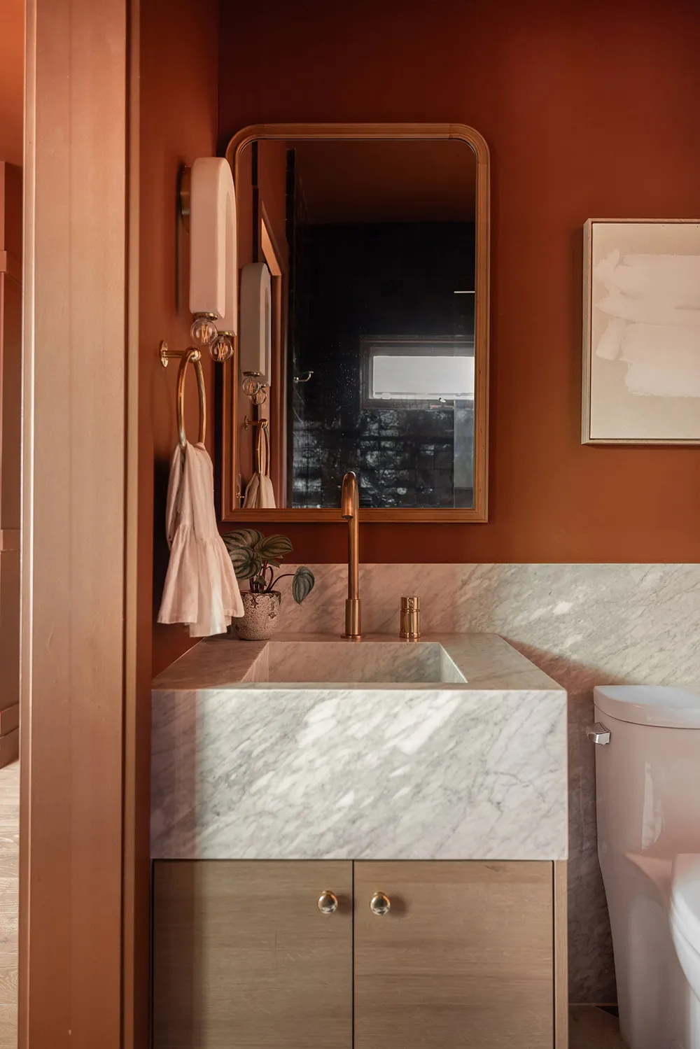 Tonos oscuros audaces en el diseño de un bungaló en California - Gallery image 20