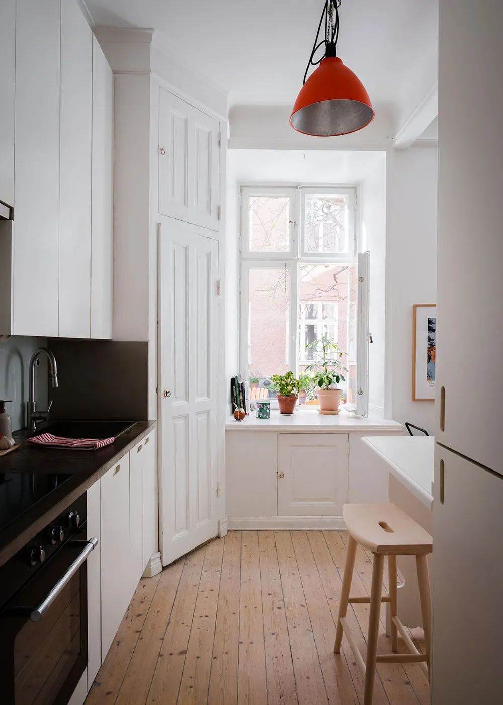 Jolie appartement scandinave avec canapé rose et cuisine blanche (49 m²) - Gallery image 8