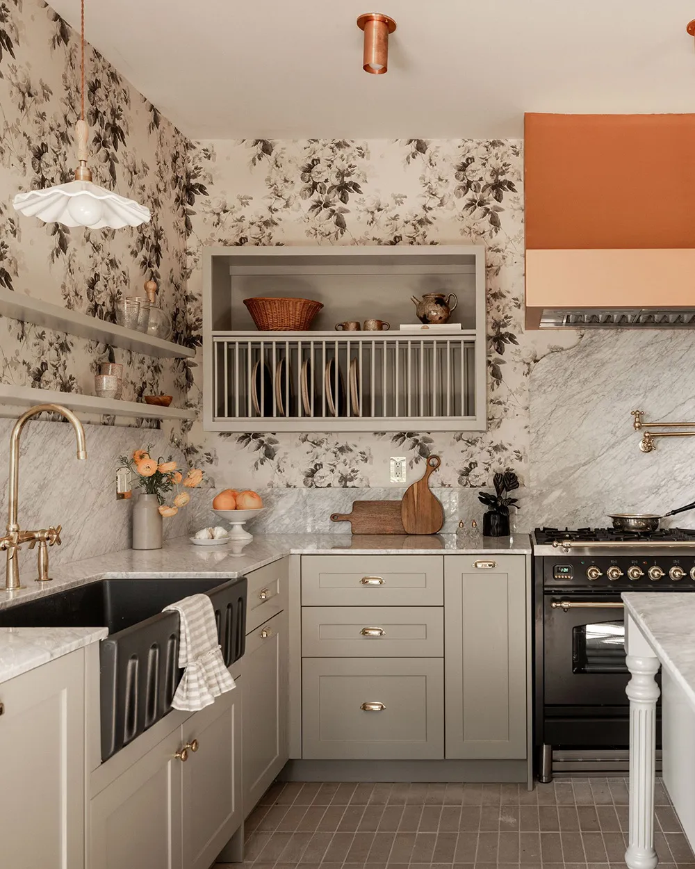 Tonos oscuros audaces en el diseño de un bungaló en California - Gallery image 6