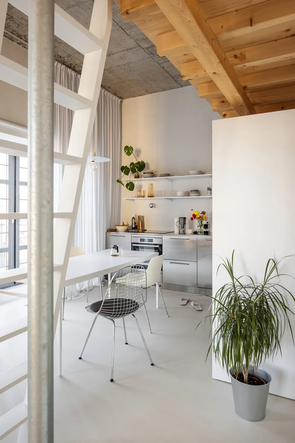 Бетонний потолок і антресоль: лофт у Словаччині (80 кв. м) - Gallery image 13