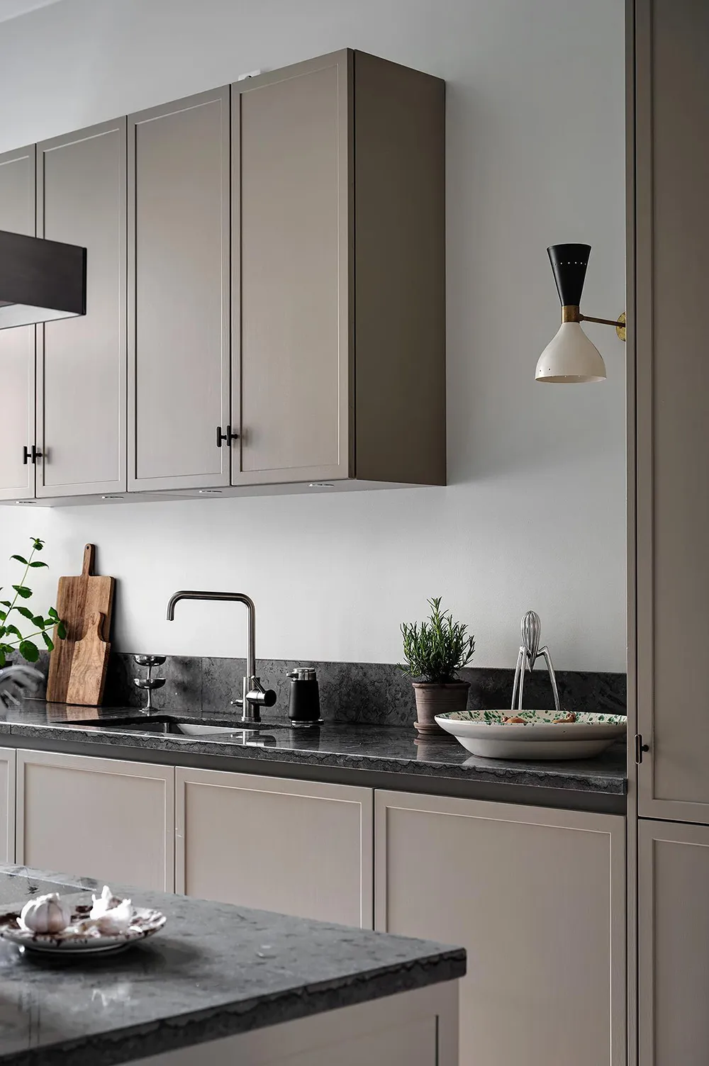 Elegante diseño escandinavo con acentos oscuros en el decorado - Gallery image 21