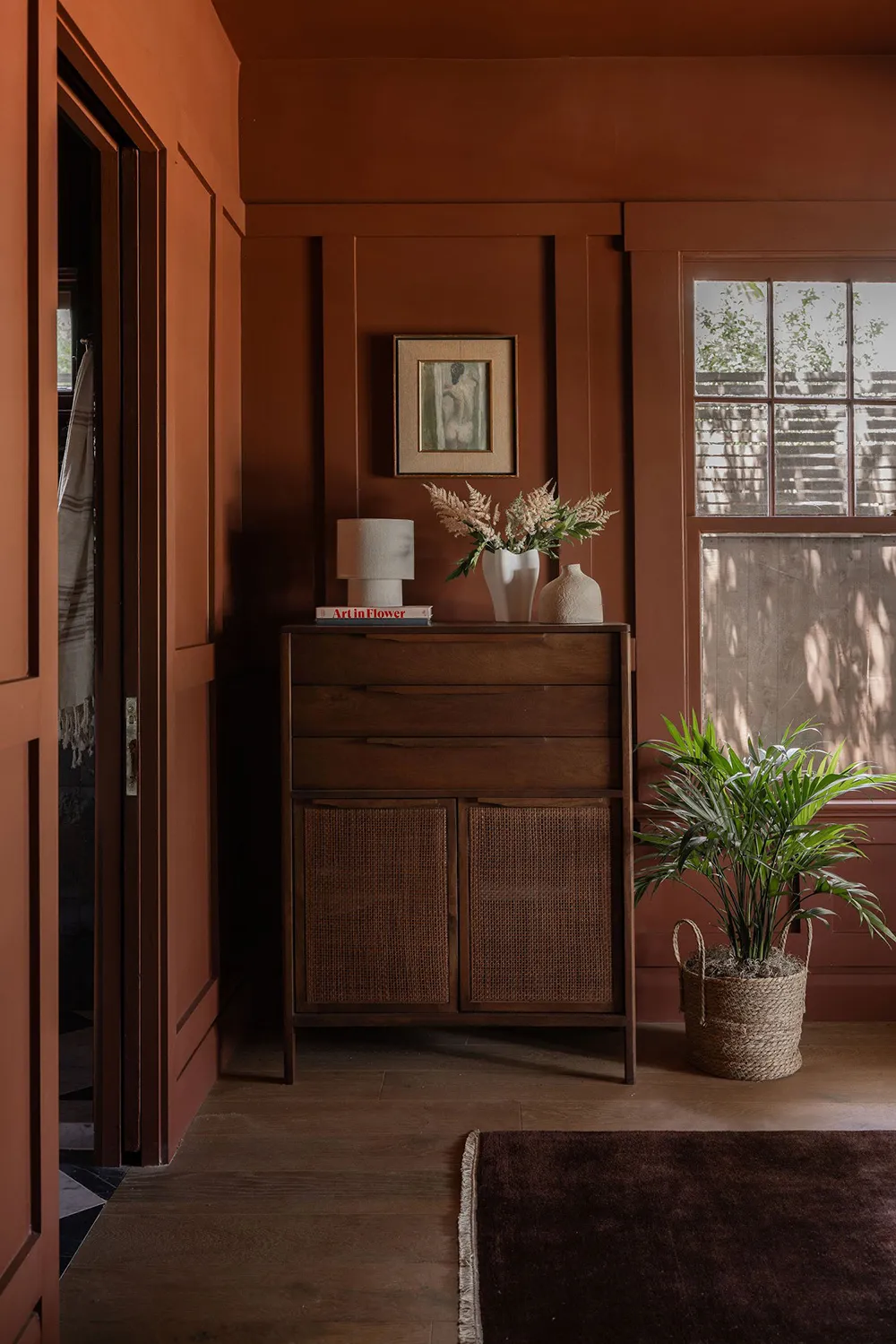 Tonos oscuros audaces en el diseño de un bungaló en California - Gallery image 19