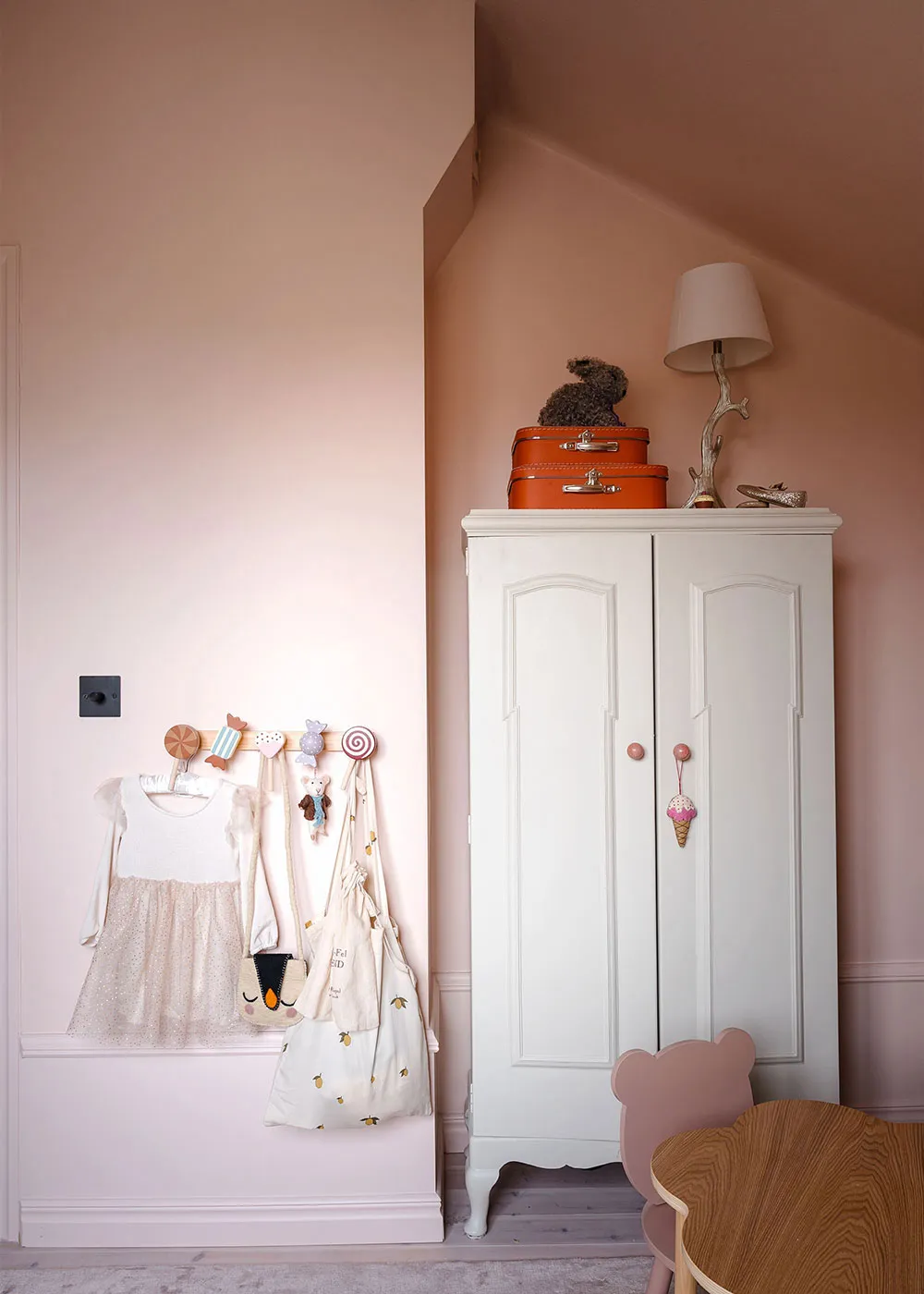 Бюджетний інтер'єр мансардної квартири на околиці Стокгольма - Gallery image 22