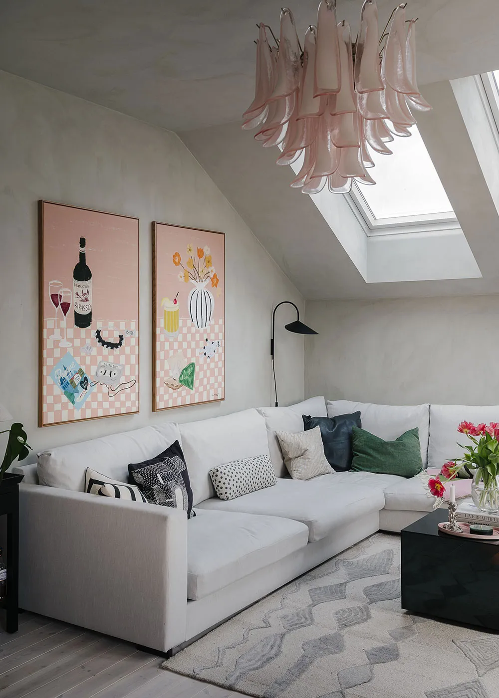 Бюджетний інтер'єр мансардної квартири на околиці Стокгольма - Gallery image 11