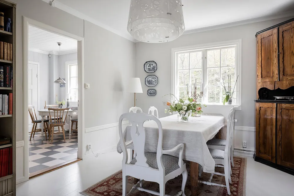 Белые интерьеры и винтажный декор: красивая дача в Швеции - Gallery image 9