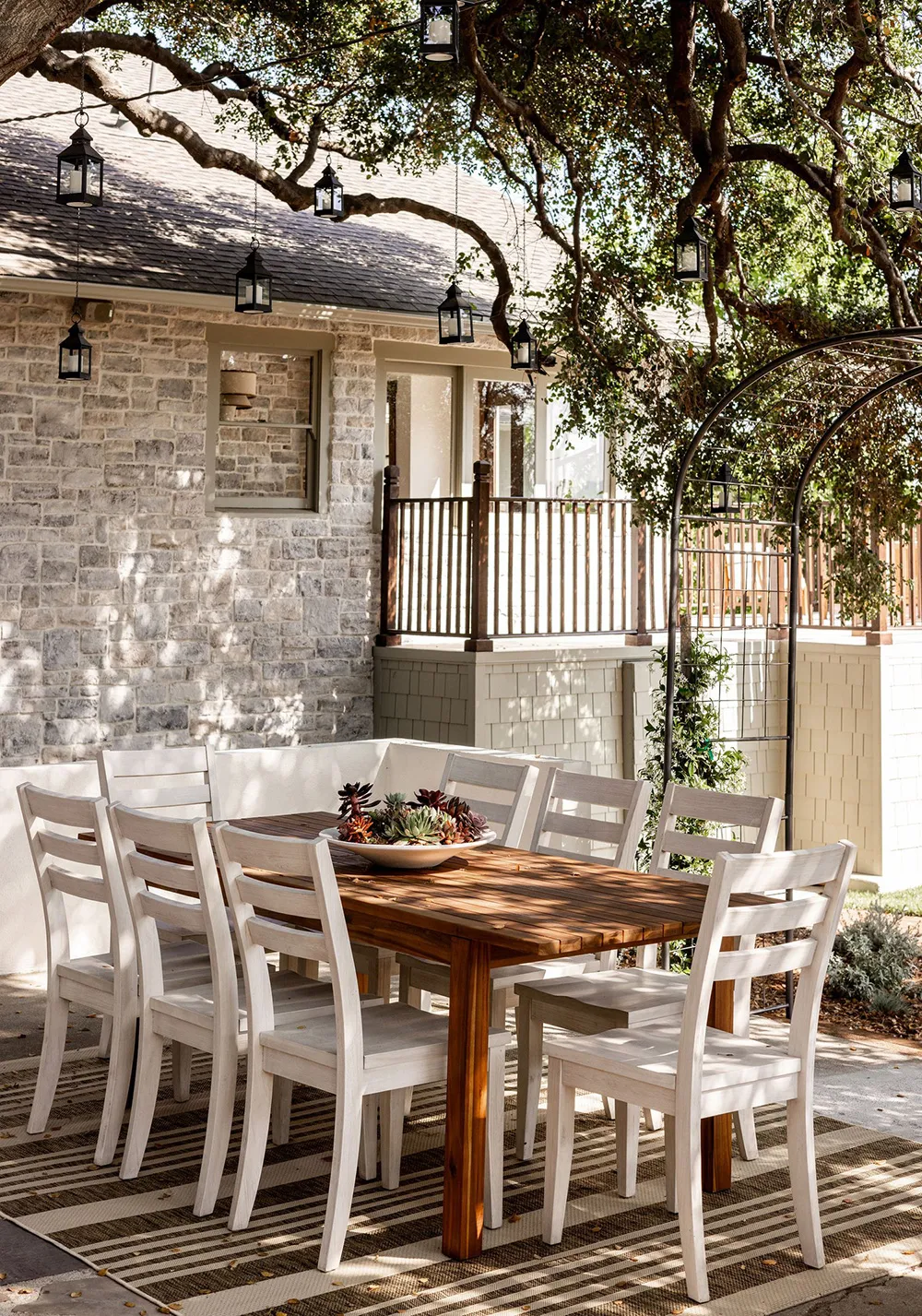 Tonos oscuros audaces en el diseño de un bungaló en California - Gallery image 33