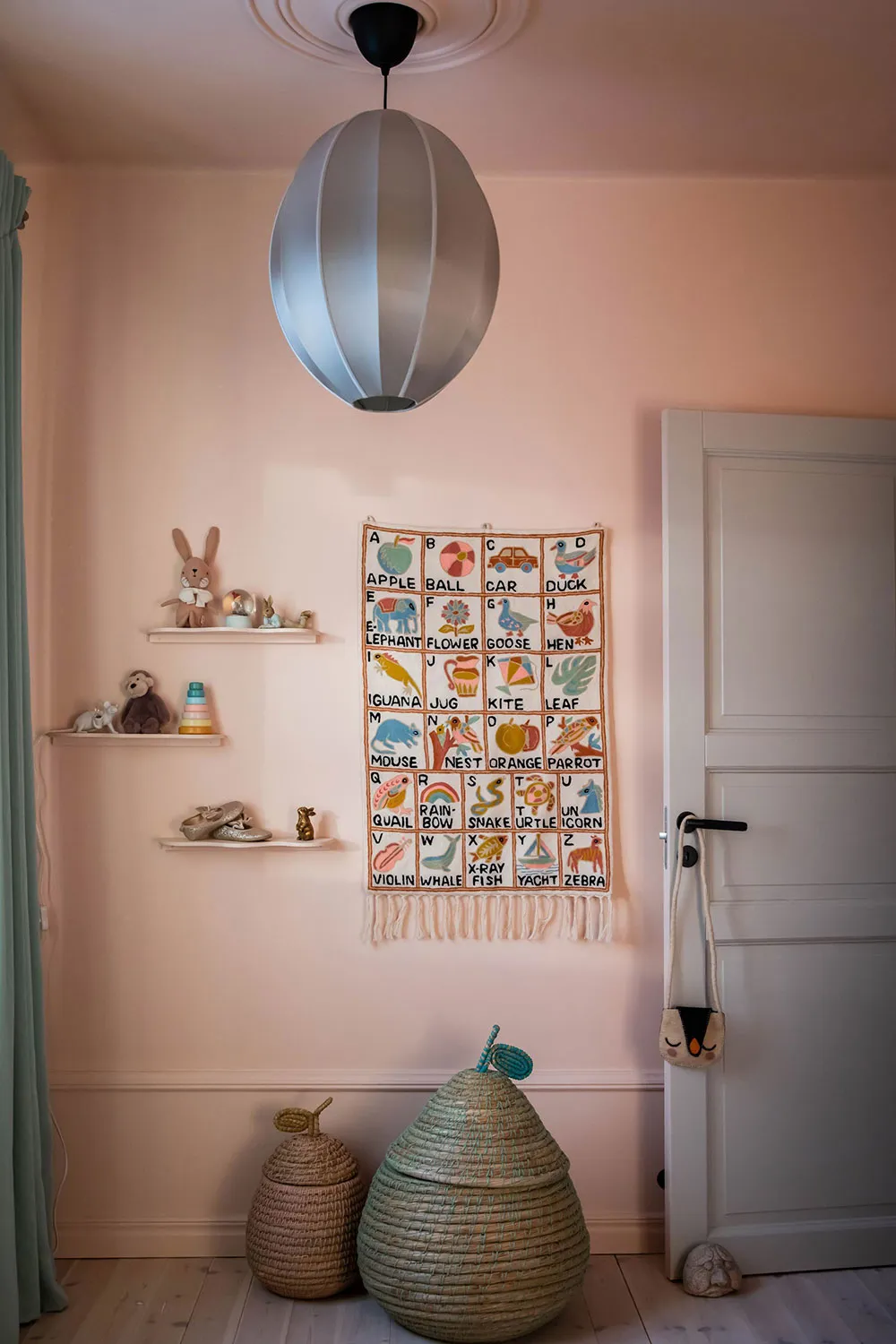 Бюджетний інтер'єр мансардної квартири на околиці Стокгольма - Gallery image 24