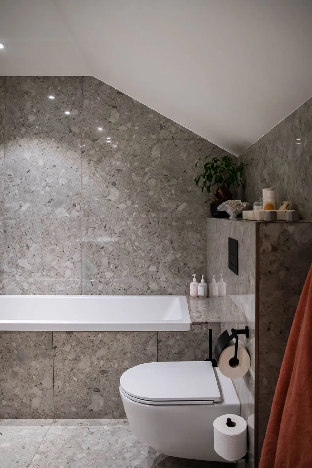 Бюджетний інтер'єр мансардної квартири на околиці Стокгольма - Gallery image 25