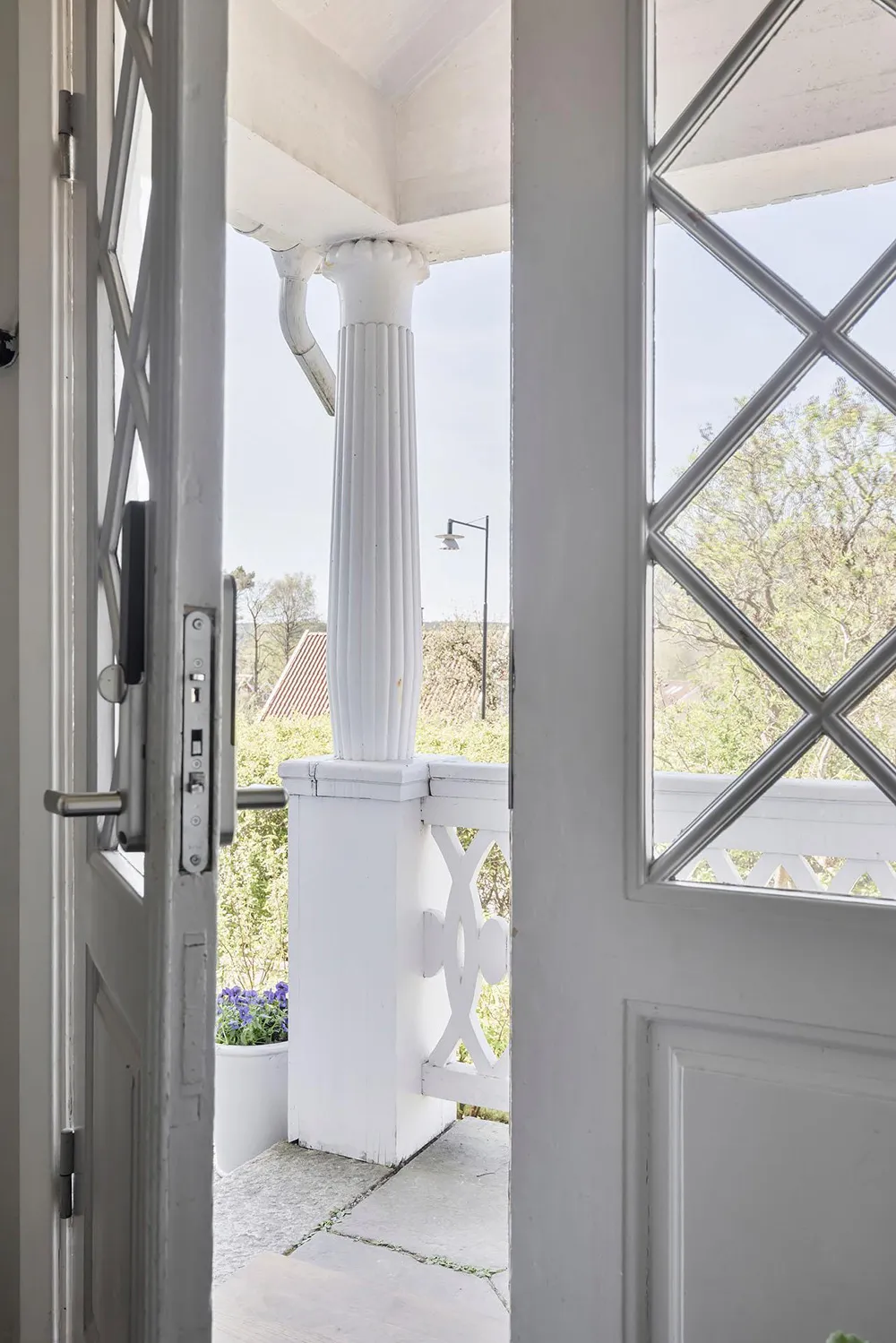 Белые интерьеры и винтажный декор: красивая дача в Швеции - Gallery image 26