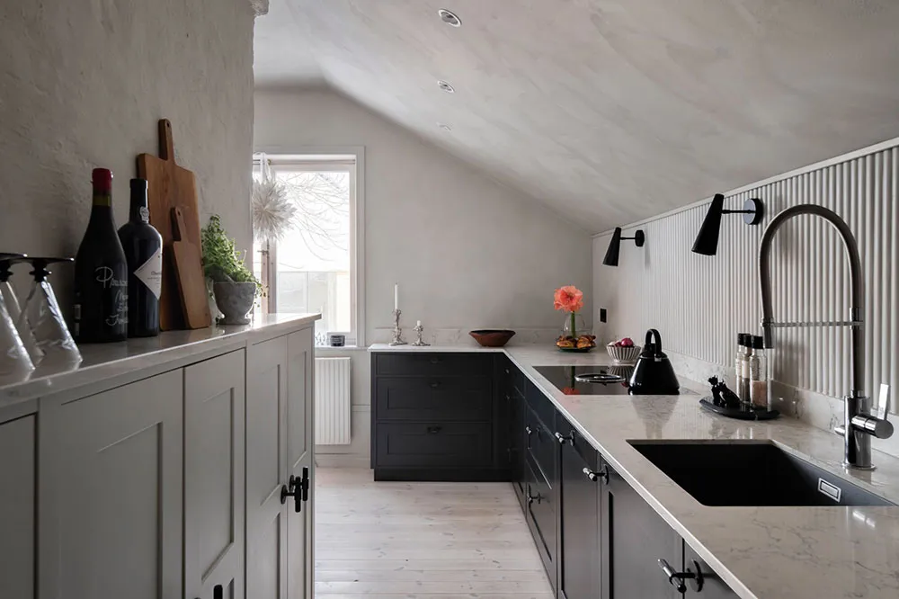 Бюджетний інтер'єр мансардної квартири на околиці Стокгольма - Gallery image 5