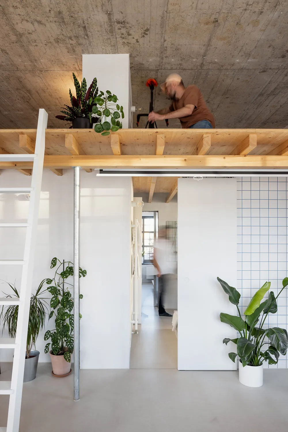 Бетонний потолок і антресоль: лофт у Словаччині (80 кв. м) - Gallery image 6